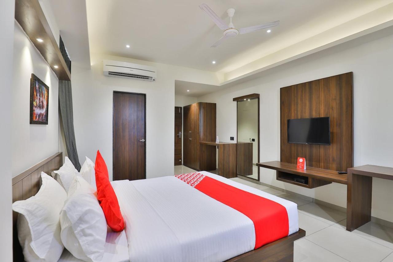 Oyo 16604 Hotel Sparsh Inn アーメダバード エクステリア 写真