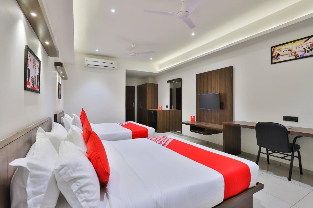 Oyo 16604 Hotel Sparsh Inn アーメダバード エクステリア 写真